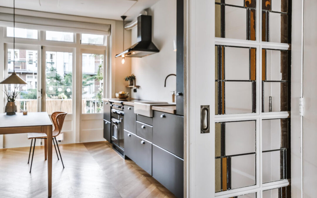 Razones para separar la cocina del salón con una pared o puerta de cristal corredera